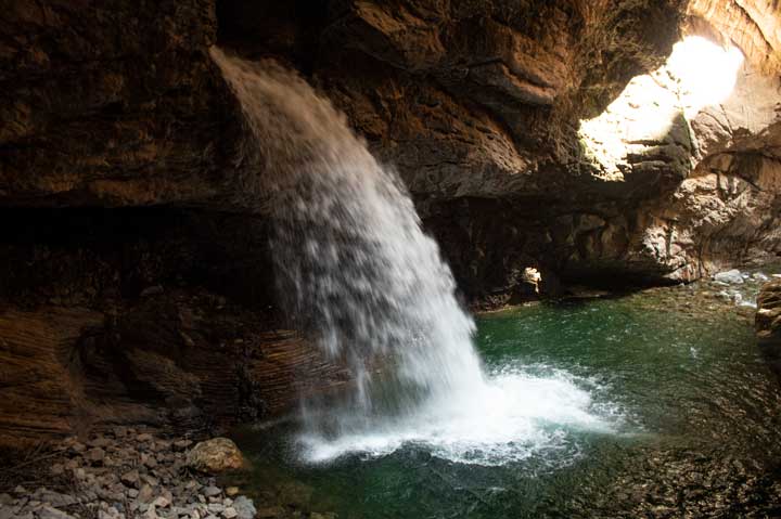 La cascada subterránea Sheke en Autisha