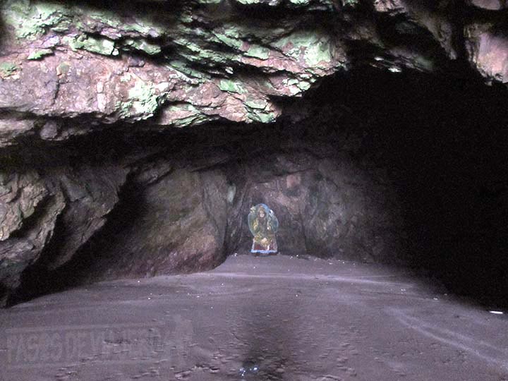Interior de la cueva Sri Narasimha Dev