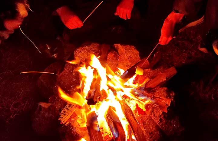 La tradicional fogata en un campamento