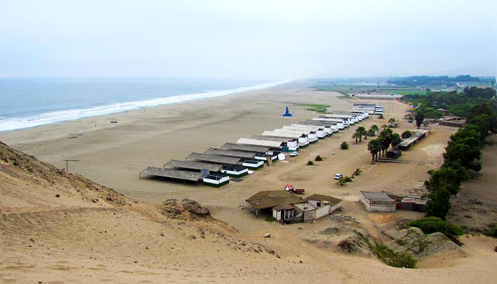 Vista de la playa, restaurantes y estacionamiento en Chacra y Mar
