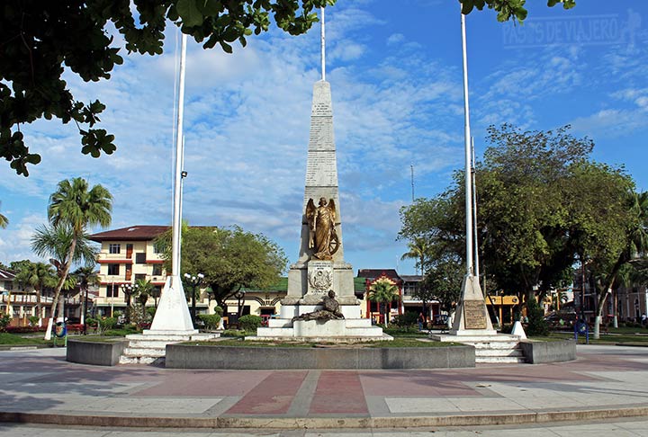 Plaza de Armas de Iquitos y el Obelisco de Héroes